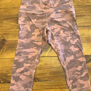Align HR Crop 21" - size 16 - pink camo